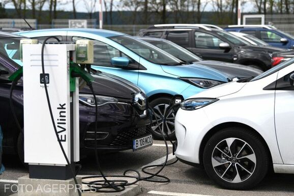 Minden hatodik újonnan vásárolt autó elektromos volt tavaly az EU-ban