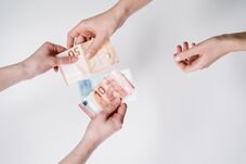 A háborútól és kibertámadásoktól félve halmozzák a készpénzt az európaiak
