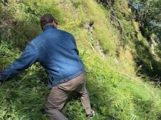 Utcai ruhában és csomagokkal indult a hegyre egy külföldi turista, nehéz terepről mentették ki