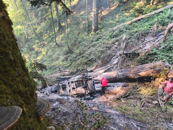 Tragédia a hegyekben: Szakadékba zuhant és kigyulladt egy autó, a 31 éves sofőr meghalt