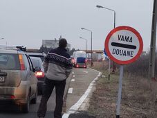 Torlódások a határátkelőkön – A határőrség az augusztus végi rohamra figyelmeztet