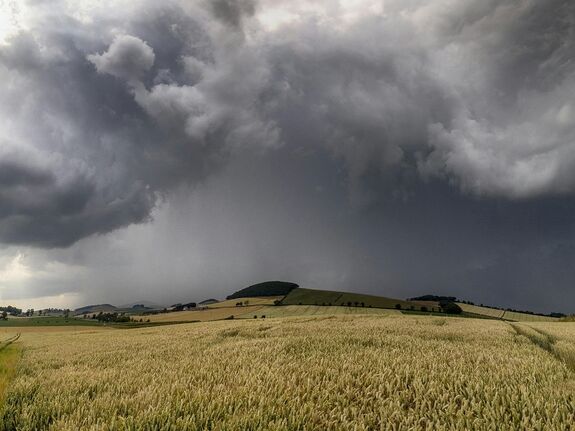 Szeszélyes időjárás a hét elején – Kánikula délen, heves zivatarok Erdélyben