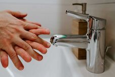 Csőtörés miatt nincs víz Sepsiszentgyörgy belvárosában
