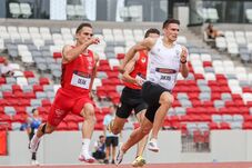 „Az itthoni közösség hajt előre” – Magyar bajnoki érmekkel építi sprintkarrierjét Jakab Apor