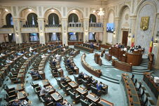 Enyhítik a szerződéses állami alkalmazottak összeférhetetlenségi szabályait