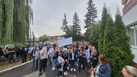 Spontán sztrájk a brassói hadiipari vállalatnál – A dolgozók az elmaradt béreiket követelik (VIDEÓ) 