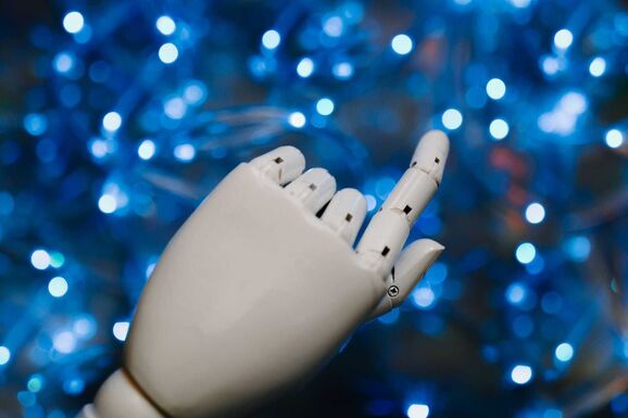 A mesterséges intelligenciával közösen írt könyvet a mesterséges intelligenciáról egy román milliárdos