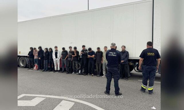 Trükkös embercsempész bukott le: a látszólag szabályos szállítmány között 15 migráns bujkált