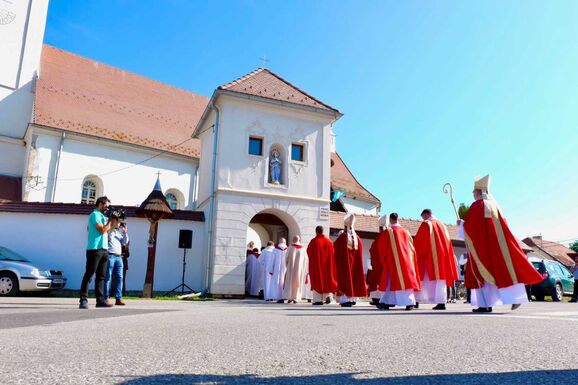 Márton Áron 130: zarándoknapon emlékeztek több százan a püspökre Csíkszentdomokoson