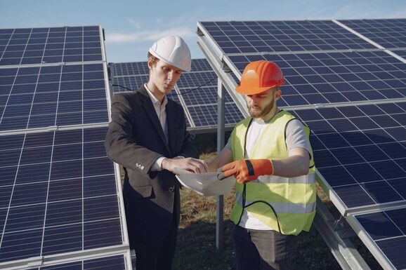 Már nem a programozóké a jövő? – Nagy fizetésekkel csábítja a fiatalokat az energetikai szektor