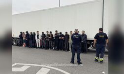 Trükkös embercsempész bukott le: a látszólag szabályos szállítmány között 15 migráns bujkált