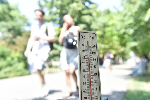 Hőségriasztás van érvényben 13 megyében – Erdélyben zivatarokra figyelmeztetnek 