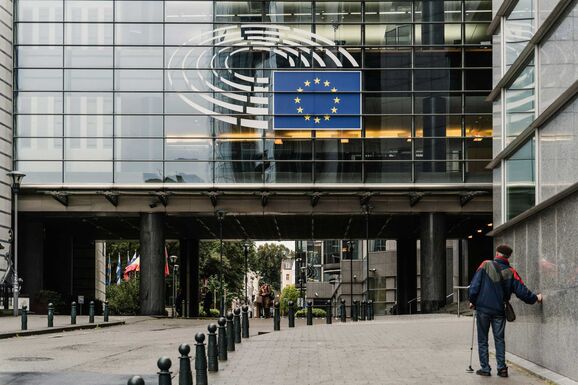 Illegális bevándorlás: szigorúbb visszaküldési szabályokat hagyott jóvá az EU