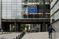 Illegális bevándorlás: szigorúbb visszaküldési szabályokat hagyott jóvá az EU