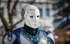 Mérföldkő a hazai biztosítási piacon: biztosítottak egy humanoidot és egy robotkutyát