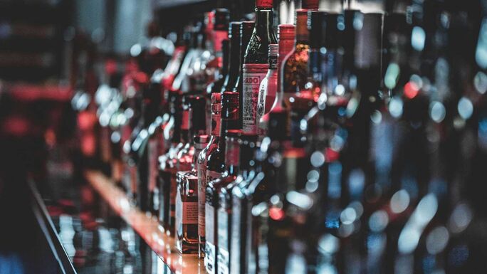 FRISSÍTVE: Hozzon mindenki alkoholt magának – Iskolai mulatság miatt indult vizsgálat Sepsiszentgyörgyön