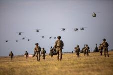 Kéthetes hadgyakorlat zajlik Sepsiszentgyörgyön: repülőgépek, páncélozott járművek és lövöldözés