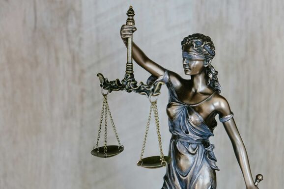 Nicuşor Dan visszadobta a kényszerházasságot büntető törvényt a parlamentnek
