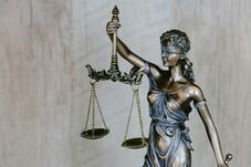 Nicuşor Dan visszadobta a kényszerházasságot büntető törvényt a parlamentnek