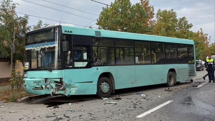 Személyautó és busz ütközött – Meghalt egy 20 éves fiatalember