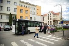 Megrongálták az egyik csíkszeredai városi autóbuszt