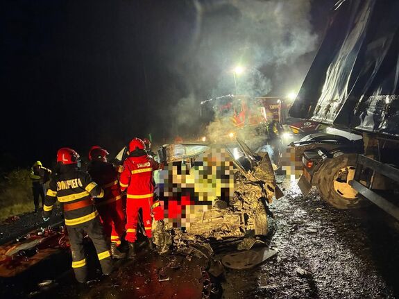 Halálos baleset Szászkézdnél: teherautóval ütközött és kigyulladt egy autó (VIDEÓ)