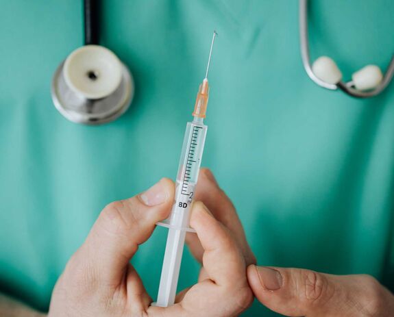 Csütörtök estig több tízezer adag influenza elleni oltást szállítanak ki
