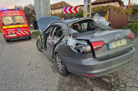Konténer zuhant egy autóra, négyen ültek benne