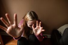 Gyerekei előtt késelte meg feleségét egy brassói férfi, majd öngyilkosságo kísérelt meg