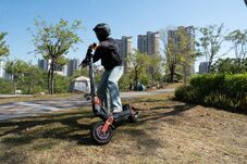 Kötelező lehet a bukósisak viselése az elektromos rollerrel és kerékpárral közlekedőknek 
