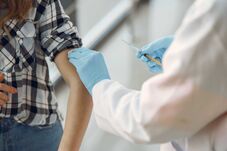 Félmillió adag influenza elleni oltást várnak Romániába november közepéig