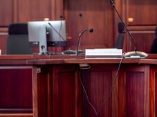 Az ügyészt, majd a bírót is megfenyegette a vádlott – Most ezért is felelnie kell