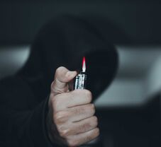 Benzinnel gyújtotta fel nagymamáját egy 18 éves, mert az asszony nem adott neki pénzt cigire, italra