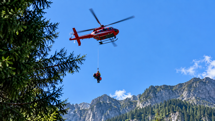 Helikopterrel hoztak le a hegyről egy megsérült turistát a hegyimentők