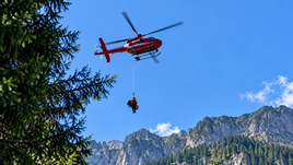 Helikopterrel hoztak le a hegyről egy megsérült turistát a hegyimentők