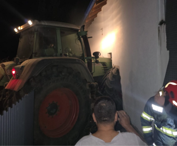 Családi házba hajtott egy ittas traktoros