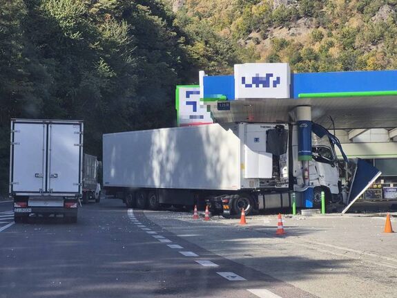 Súlyos baleset az Olt-völgyében – Letarolt a kamion egy benzinkutat, szivárog az üzemanyag
