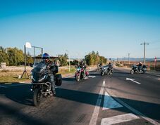 Bosszantja, ha egy motoros előregurul? Gondoljon arra, hogy autóval ön előtt állna