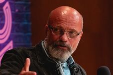 Interaktív előadássorozattal járja be Erdélyt Zacher Gábor