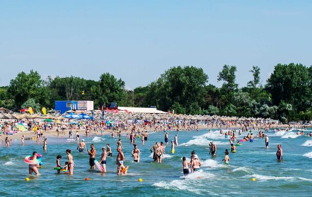 Rajtol a „Tengerpart mindenkinek” – Mennyibe kerül a szállás a román tengerparton?