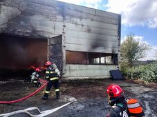 Hatalmas tűz ütött ki egy marosludasi újrahasznosító csarnokban (VIDEÓ)