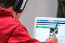 Kábelrengeteg Bukarest felett: tizenévesek forradalmasították az internet-hozzáférést