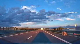 Kiugrott az utánfutóból egy sertés az autópályán (VIDEÓ)