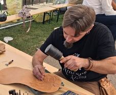 Fából, bőrből és közösségből épít hidat a múlt és a jelen között a szilágybagosi Kincses János