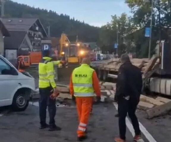Kisteherautó és vasúti talpfákat szállító kamion ütközött – Lezárták az 1-es országutat (VIDEÓ)