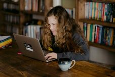 Elhasalt a diákok többsége a digitális PISA-teszten – Új AI-útmutató segíthet