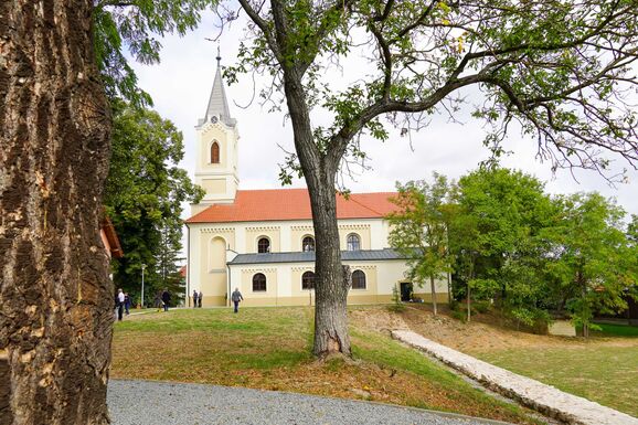 Itt őrizték Szent István ereklyéjét – Átadták az újjáépített szentjobbi apátságot