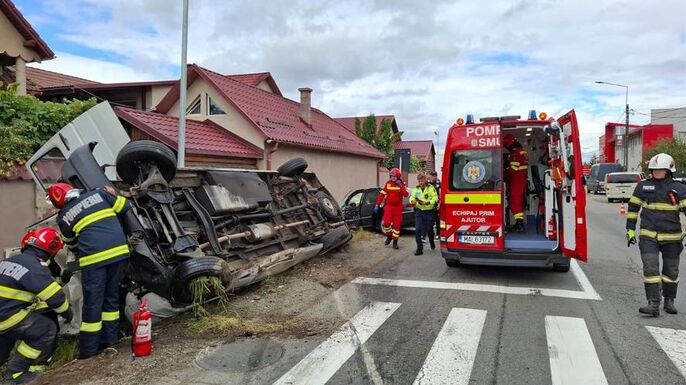 Oldalára borult egy mikrobusz Beszterce körgyűrűjén, hat embert kórházba vittek