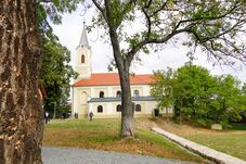 Itt őrizték Szent István ereklyéjét – Átadták az újjáépített szentjobbi apátságot