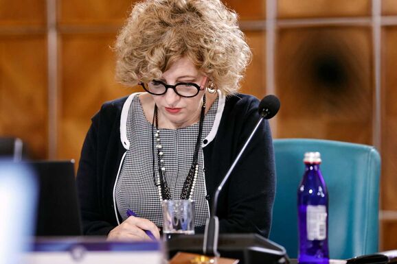 Abszurdnak és ostobának nevezte a zászlócsókos tervezetet Oana Gheorghiu